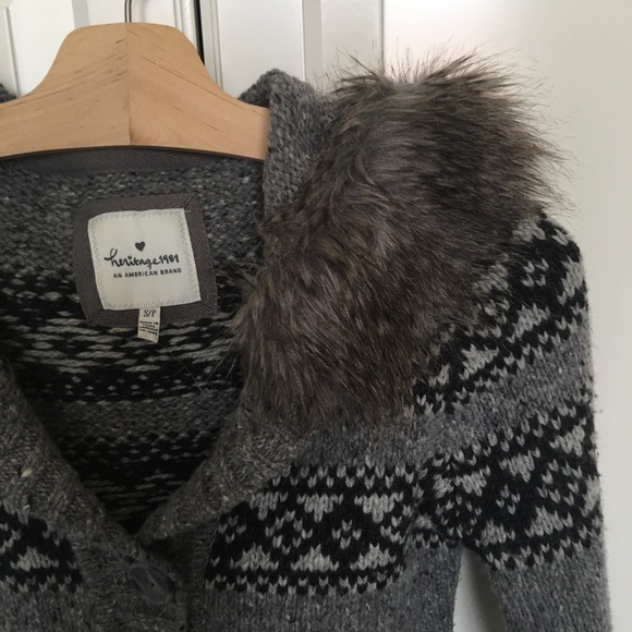 Long sleeves hooded sweater - Picture 2 of 3